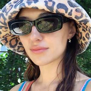 Lunettes de soleil carrées noires à la mode et chapeau bob à imprimé léopard