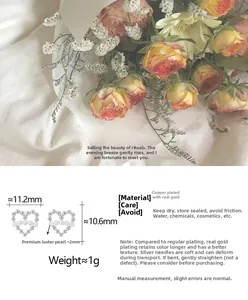 Détail de boucles d'oreilles cœur évidé plaqué or avec une perle de 2mm