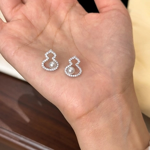 Elegante Wulu-Ohrringe mit Pavé-Zirkonia und hochwertigen weißen Perlen für Damen