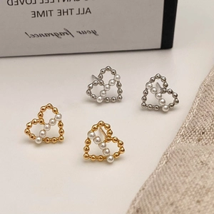 Boucles d'oreilles cœur creux en perles avec contour en perles dorées et argentées