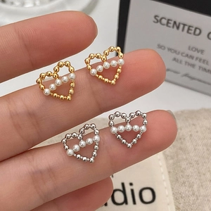 Boucles D'oreilles Puces Cœur Avec Künstliche Perle Cuivre Plaqué Or Texture Künstliche Perle Creuse Élégant Bijoux Mode Femmes