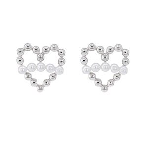 Élégantes boucles d'oreilles cœur évidé avec perles argentées et cinq perles blanches centrales