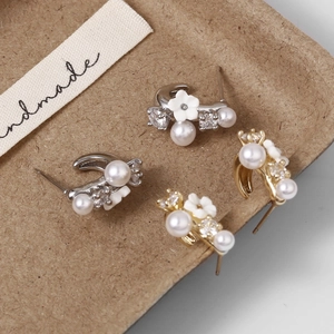 Detailansicht der Vintage-Ohrstecker mit eleganten Blumen, Perlen und Kristallen