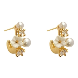 Elegante goldene Blumenohrringe mit weißen Perlen und Zirkonia auf weißem Hintergrund