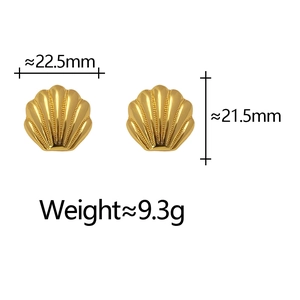 Dettaglio orecchini a conchiglia placcati oro, larghezza 22,5 mm e peso di 9,3 grammi