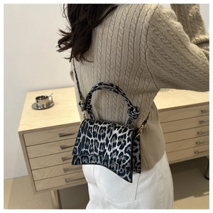 Sac à main léopard avec base incurvée en sablier unique et détails de quincaillerie dorée