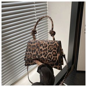 Détail du sac à main léopard avec poignée nouée et bandoulière de style vintage