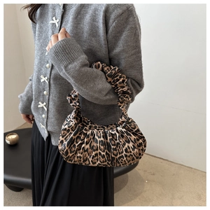 Détail du sac à main plissé à motif léopard avec texture en soie douce et design élégant