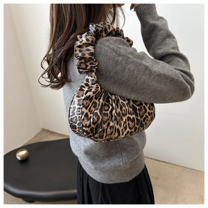 Détail du sac à main léopard élégant avec poignée plissée et design froncé unique