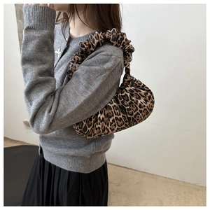 Vue détaillée du sac à bandoulière léopard avec texture en tissu doux plissé