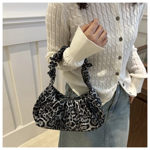 Détail du sac cabas à imprimé léopard avec une bandoulière froncée au design nuage