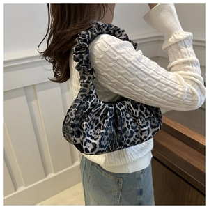 Détail du sac léopard avec bandoulière plissée et texture froncée élégante pour l'épaule