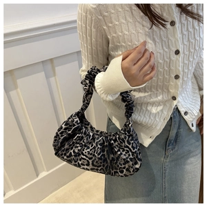 Sac à main léopard avec poignée froncée porté avec un pull en maille blanc élégant