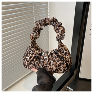 Détail du sac nuage à imprimé léopard avec plis élégants et anse de transport