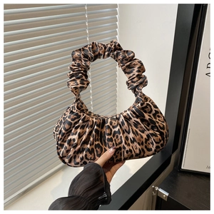 Détail du sac à main léopard avec poignée froncée et design tendance en forme de nuage