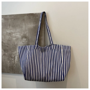 Gros plan du matériau en toile durable à rayures bleues et blanches du sac cabas