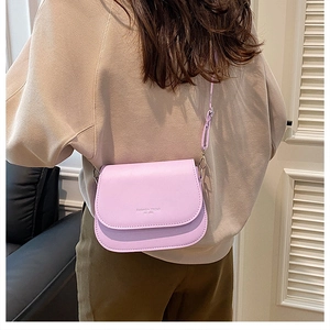 Détail d'un sac bandoulière lilas avec gravure FASHION TREND et boucles en métal doré chic