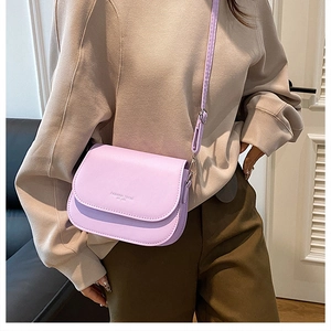 Sacoche selle lavande minimaliste pour femme avec rabat et imprimé tendance de mode