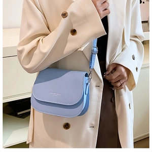 Gros plan détaillé d'un sac besace en cuir bleu clair avec bandoulière réglable