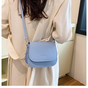 Sacoche selle bleu clair minimaliste avec bandoulière réglable et détails argentés
