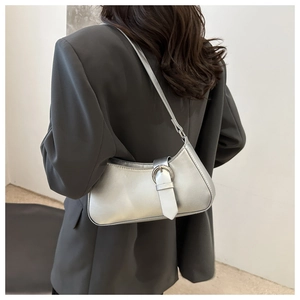 Borsa sottobraccio argento in pelle PU con fibbia rotonda e finitura metallica lucida