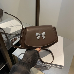 Elegante borsa a sella marrone scuro con fiocco argento e tracolla regolabile