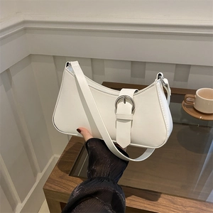 Elegante borsa baguette bianca con fibbia ad anello argento e tracolla regolabile
