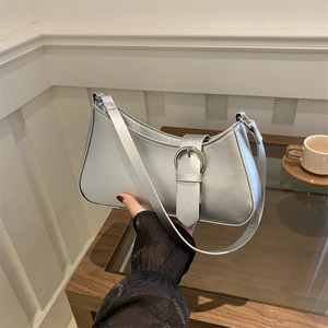 Borsa a spalla baguette argento minimalista con fibbia in metallo ed ecopelle