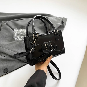 Borsa a tracolla minimalista in vernice nera con motivo a cuore e fiocco