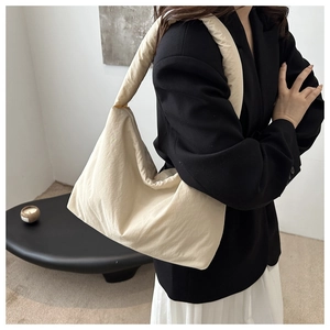 Vue détaillée du sac cabas beige effet nuage avec texture plissée et large bandoulière