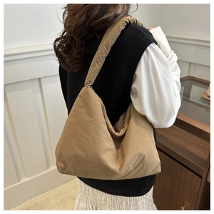 Détail d'un grand sac cabas matelassé kaki avec texture rembourrée et bandoulière large