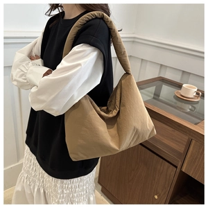 Grand sac cabas en nylon kaki au design matelassé porté à l'épaule pour un look chic