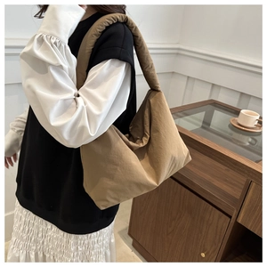 Détail d'un grand sac cabas en nylon kaki au design minimaliste et à la texture souple