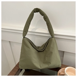 Détail du sac à épaule bouffant vert armée en nylon rembourré avec fermeture à glissière