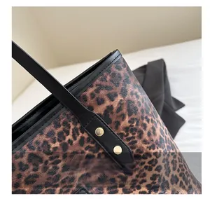 Detailaufnahme der Leoparden-Einkaufstasche mit Lederriemen und goldenen Nieten