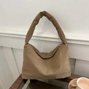 Grand sac cabas en nylon kaki avec anse rembourrée pour un style décontracté d'automne