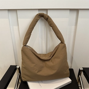 Grand sac hobo matelassé en nylon marron kaki avec bandoulière rembourrée souple