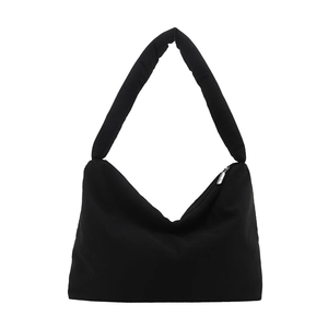 Sac cabas minimaliste en nylon noir matelassé avec poignées rembourrées et fermeture éclair argent