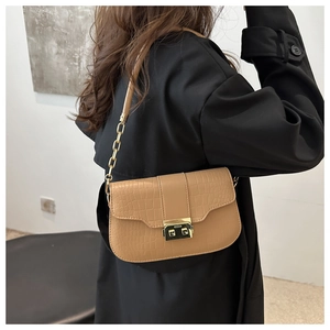 Detail der khakifarbene Krokoprägung Handtasche mit Goldschloss an einer Schulter