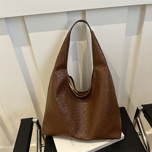 Sac à main rétro marron foncé pour femme avec texture tressée et design minimaliste