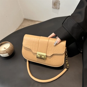 Schicke khakifarbene Handtasche aus Kunst-Krokodilleder mit goldenem Verschluss