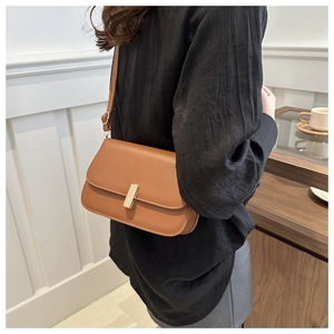 Sac bandoulière en cuir marron avec boucle dorée et bandoulière réglable en cuir