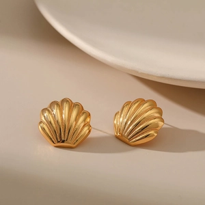 Eleganti orecchini in rame placcato oro 18K con design a conchiglia su uno sfondo beige neutro