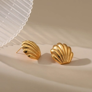 Orecchini a lobo a conchiglia placcati oro 18K con scanalature su sfondo caldo