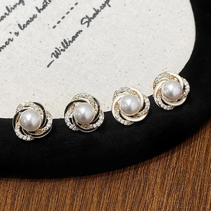 Elegant twisted pearl stud earrings in black and white enamel with gold-plated finish
