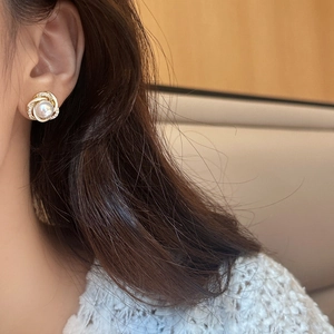 Elegant gold twisted pearl earrings with sparkling crystals for a chic vintage look