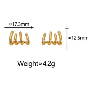 Gros plan des boucles d'oreilles griffes dorées texturées avec détails de taille
