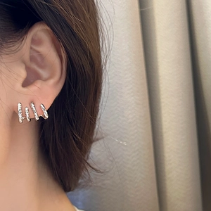 Boucles d'oreilles argentées à quatre rangs avec design industriel et texture unique