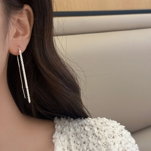 Sparkling long tassel line earrings in silver finish for women with elegant drop style