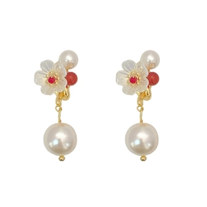 Eleganti orecchini a camelia con perle bianche e gemme rosse con finitura dorata